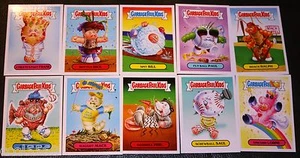 2015 GARBAGE PAIL KIDS SERIE 1 SET COMPLETO ADESIVI MASCOTTE 10/10 CARTE GPK - Foto 1 di 3