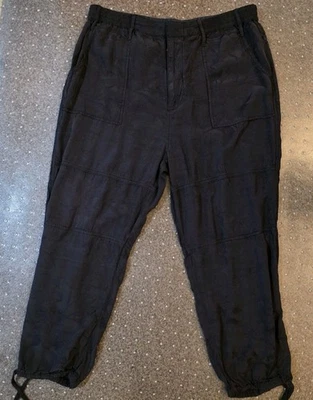 Pantalones para mujer Anthropolgie negros satinados con flores en relieve talla grande Foto 1 de 4