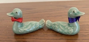 Paar Seladon Keramik Enten mit Bändern koreanische asiatische Symbole Dekor Figuren - Bild 1 von 8