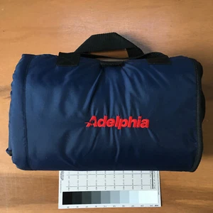 Manta Stadium Azul Marino NUEVA SIN ETIQUETAS ADELPHIA Defunct Co. BUFFALO BILLS Impermeable Exterior - Imagen 1 de 6