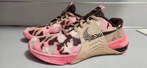 Nike Metcon 8 AMP DUAL (Damengröße 7) Schuhe DV9013 200 koralle kreiderosa Tarnmuster - Bild 1 von 16