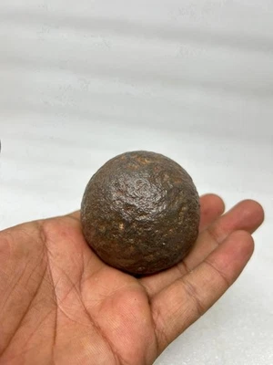 Antigua bola de cañón de guerra forjada a mano de hierro pesado antigua bola de cañón de forma redonda de hierro Foto 1 de 4