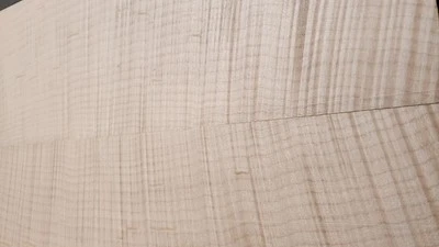 Acústico de llama con laterales Fiddleback de arce #1009 L.24 y 1/8" W.17 y 1/2" T. 7/8" Foto 1 de 4