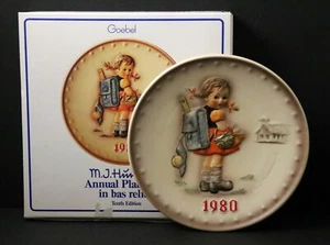 Goebel M.J. Hummel 1980 Annual 7-1/2" Plate in Bas Relief. School Girl - Picture 1 of 3