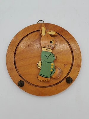 Винтажный деревянный держатель для ключей 50-х годов с кроликом Питером 5 дюймов декор для детской комнаты 2 крючка РЕДКИЙ - Изображение 1 из 3