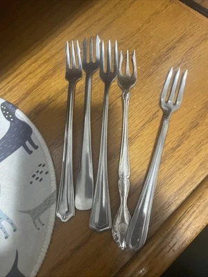 Juego de 5 tenedores de cóctel Oneida y otros ostras usados en excelente estado envío 7,40 Foto 1 de 2