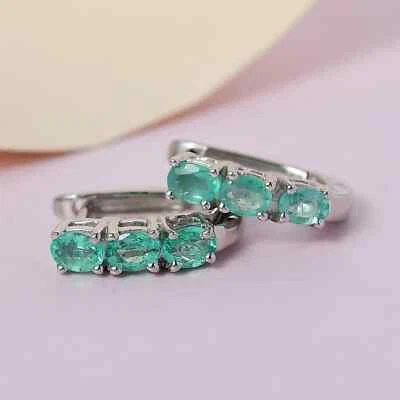 Aretes tipo argolla Huggie de esmeralda en platino sobre plata de ley, pendiente de esmeralda Foto 1 de 4