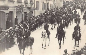 Suisse - NEUCHÂTEL - Parade militaire - CARTE PHOTO Année 1913 - Voir les scans - Imagen 1 de 2