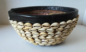 Vintage Hausa Kaurimuschel Gras Korb Schüssel mit Leder Nigeria 10 Zoll - Bild 1 von 8