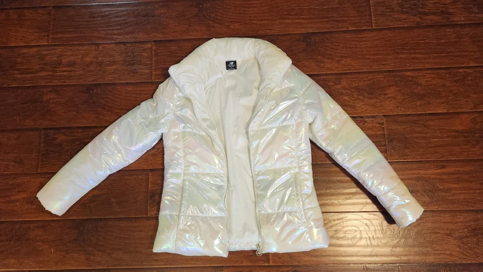 Jaqueta acolchoada branca iridescente New Balance tamanho médio - Imagem 1 de 4
