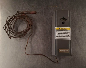 TELEDYNE LAARS, HONEYWELL, AQUASTAT CONTROLLER 100-240°F.  Teile-Nr: L4008A1031   - Bild 1 von 3