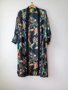 Langer Kimono mit Blumenmuster Staubmantel | vorne offen | Einheitsgröße (fällt klein aus) - Bild 1 von 10