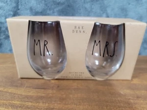 Rae Dunn „Mrs. & Mrs.“ 2er Set 19 Fl. Oz. Stiellose Weingläser ~ Nagelneu - Bild 1 von 5
