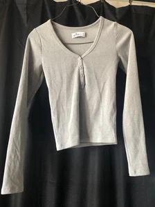 Hollister Womens Ribbed Crop Henley Shirt Size Small Long Sleeve Gray Casual - Picture 1 of 7