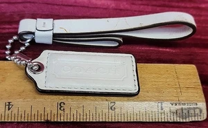 Coach Portachiavi Pelle Borsa Charm BIANCO CON MANO Logo Fob Argento Catena Organizer - Foto 1 di 11