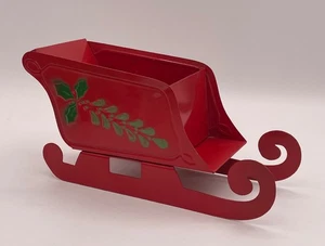 Decoración de mesa trineo/trineo vintage de metal rojo con acebo verde 9"x4,5"x3,25" - Imagen 1 de 8