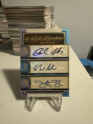 Serie Signature UD SP 2012 triple autógrafo #SEA-14 Franklin Saunders Smoak Foto 1 de 2
