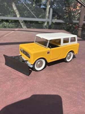 Vintage Structo International Harvester Scout with Snow Plow, doors & roof 1/16 - Image 1 of 4