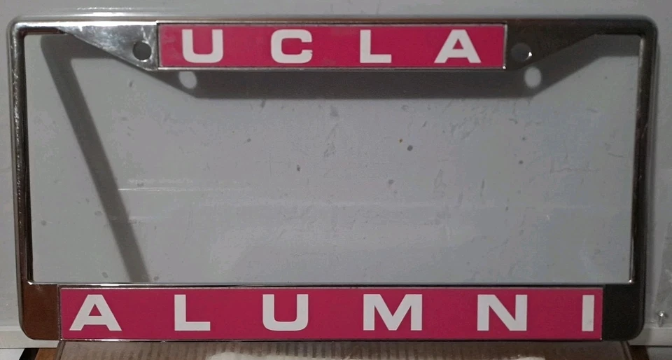 Рама номерного знака автомобиля UCLA ALUMNI розовая (без винтов) - Изображение 1 из 4