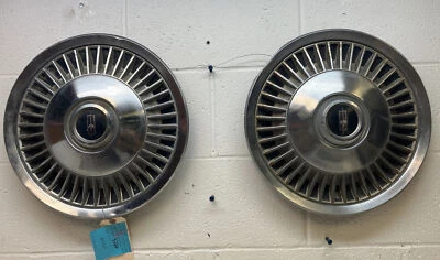 Juego de 2 tapacubos usados OEM GM de 14" 00394385 1966 Oldsmobile F85/Cutlass (5364) Foto 1 de 4