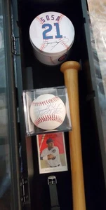 SAMMY SOSA SHADOW BOX HAND SIGNED RAWLING BASEBALL & BAT, WATCH, TOPPS #80A CARD - Picture 1 of 8