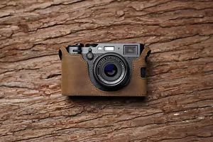 Funda protectora de cuero genuino con media cámara para FUJIFILM X100F marrón oscuro - Imagen 1 de 7