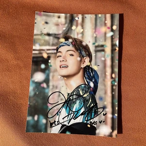Foto autografiada BTS V firmada por Kim Taehyung K-POP 5*7 pulgadas + seguimiento - Imagen 1 de 1