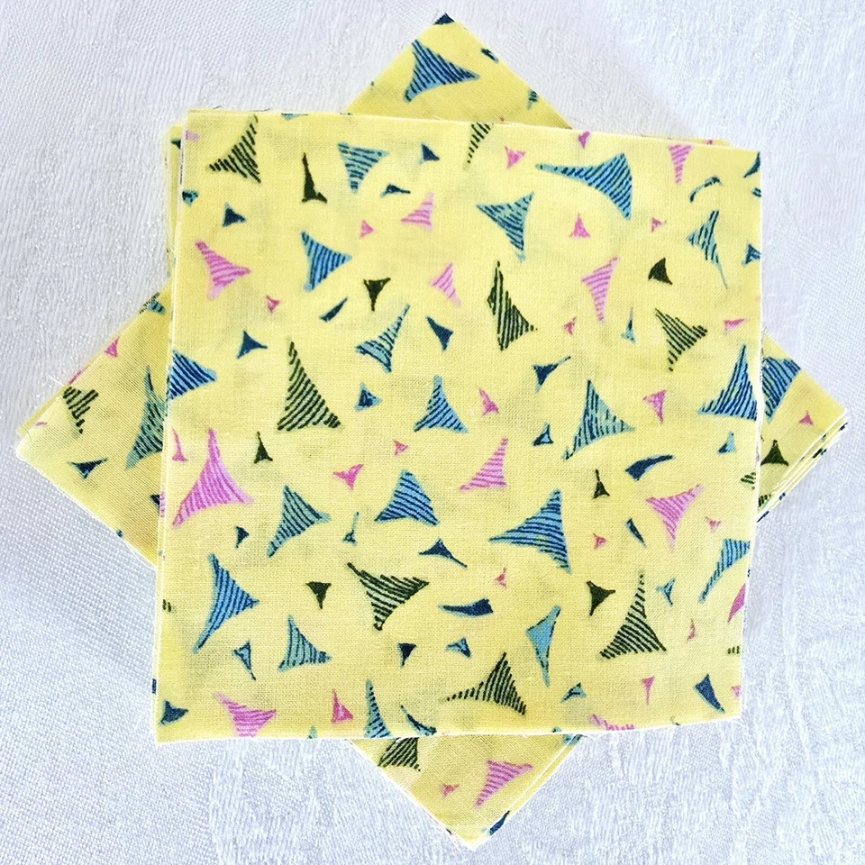 Lote de cuadrados de tela 53-5" X 5" de Fabri-Quilt multicolor sobre amarillo Foto 1 de 2