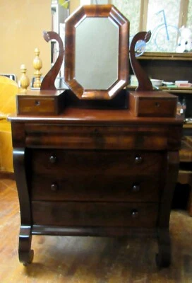 Cómoda antigua Empire con espejo Foto 1 de 4
