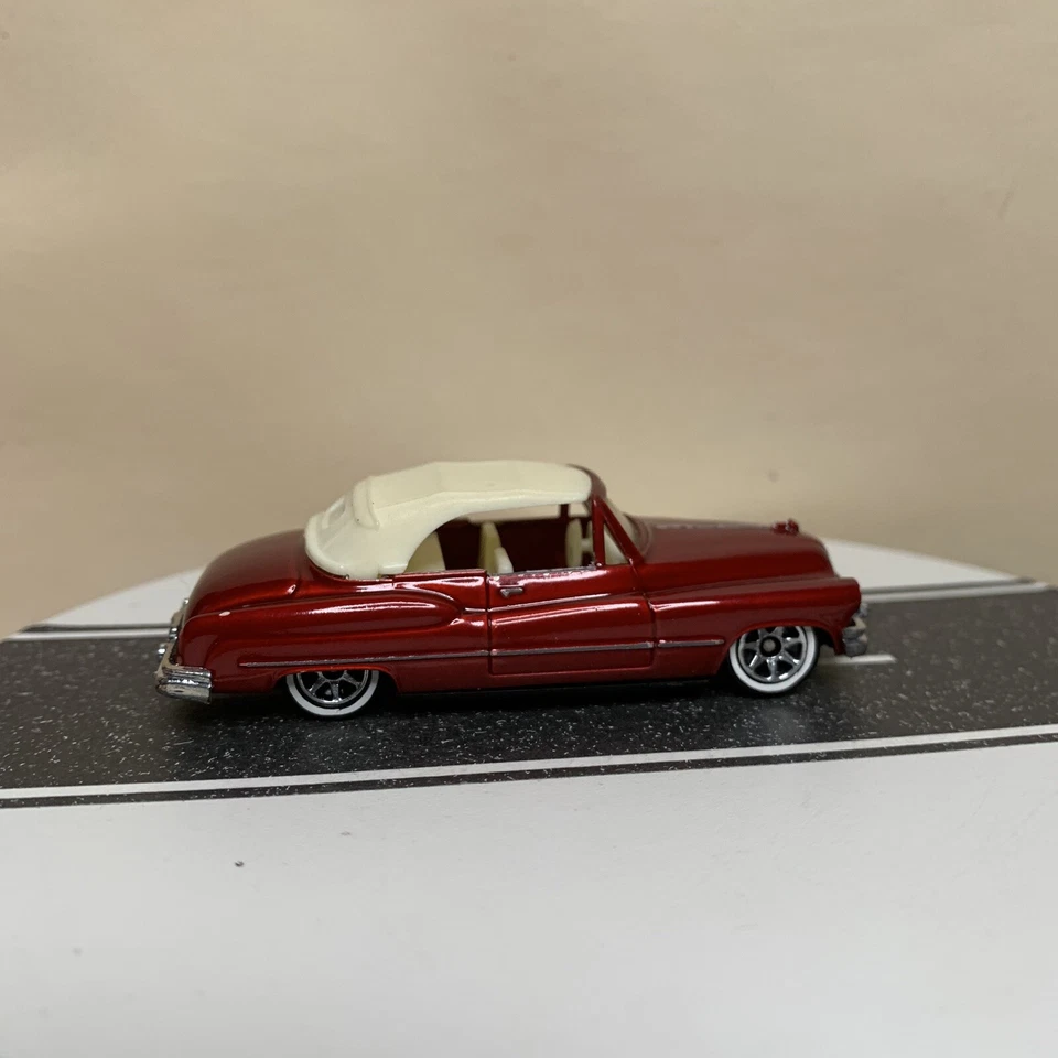 CUSTOM Yatming #8904 1950 Buick Roadmaster conversível vermelho escuro com parte superior branca  - Imagem 1 de 4