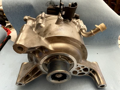 ALTERNADOR JEEP WRANGLER 3,6 L 48 VOLTIOS SISTEMA ETOURQUE 20-23  Foto 1 de 4