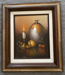 Quadro natura morta C. John Wallace tela candela frutta e brocca 15” x 13” raro - Foto 1 di 11