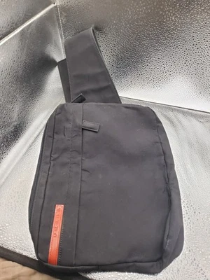 Riñonera deportiva vintage de nailon Prada, logotipo negro rojo Foto 1 de 4