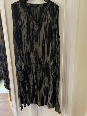 Ladies Neslay Size 20 Black/Grey Sleeveless Button Front Dress Great Condition  - Image 1 of 4