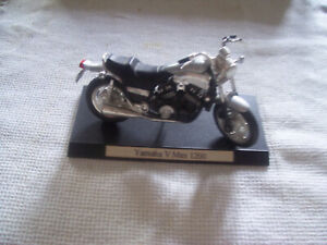 Miniature MOTO-"YAMAHA V Max 1200"-1/18-MAISTO-motocyclette-motorbike-motorcycle