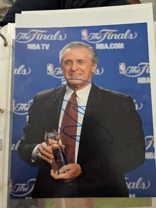PAT RILEY SIGNED AUTOGRAPHED 8X10 PHOTO LAKERS KNICKS HEAT 7X NBA CHAMP HOF - Picture 1 of 4