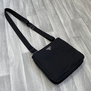 prada bolsa strap black