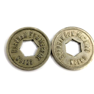 x2 LOTE c1920 Chicago Burnham Gum Machine Fichas Monedas Antiguas Gumball Comercio 6B - Imagen 1 de 5