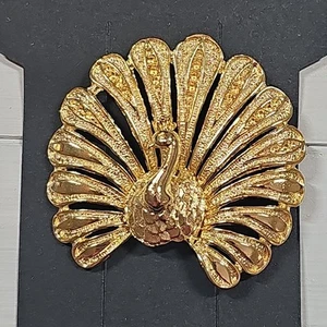 Peacock Gold Tone Lapel Hat Tie Bird Pin - Picture 1 of 6