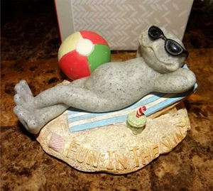 Estatuilla de rana de vacaciones Quarry Critters Fun In The Sun - Imagen 1 de 1