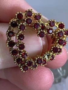 Valentine Heart Outline Openwork Red Rhinestones Vintage Gold Brooch Pin M-4103 - Picture 1 of 3
