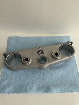 HONDA OEM SUPERIOR TRIPLE ÁRBOL HORQUILLA PUENTE ABRAZADERA CR125R CR250R CRF250R CRF450R Foto 1 de 4