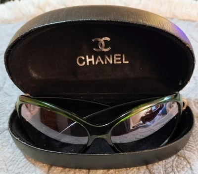 Gafas de sol y estuche vintage Chanel CC de gran tamaño degradadas tintadas Foto 1 de 4