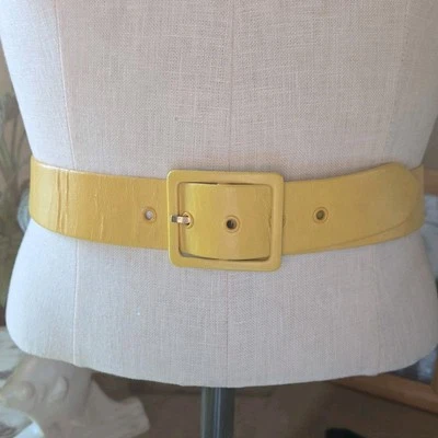 Cinto feminino vintage amarelo couro envernizado década de 1980 ajustável Schaffer Originals - Imagem 1 de 4