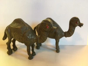 Due statuine cammello vintage in ottone o bronzo con occhi rossi del Medio Oriente anni 60 - Foto 1 di 5