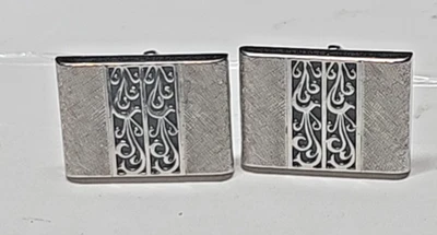 Gemelos Swank color dorado con intrincado diseño de desplazamiento Foto 1 de 4