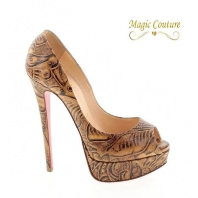 Christian Louboutin Tacones Altos Cuero Tostado Repujado💛🖤💛 Foto 1 de 4