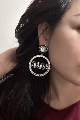 Pendientes colgantes Chanel de cuero y pedrería CC con clip Foto 1 de 4