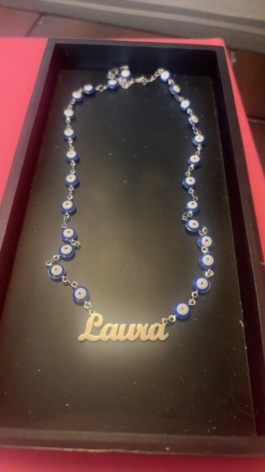 Colar Evil Eye nome personalizado “Laura” - Imagem 1 de 1
