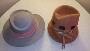 2- Vintage Damen Hüte Sears Fashion Millinery braun Wildleder mit Band & grauer Wolle - Bild 1 von 5